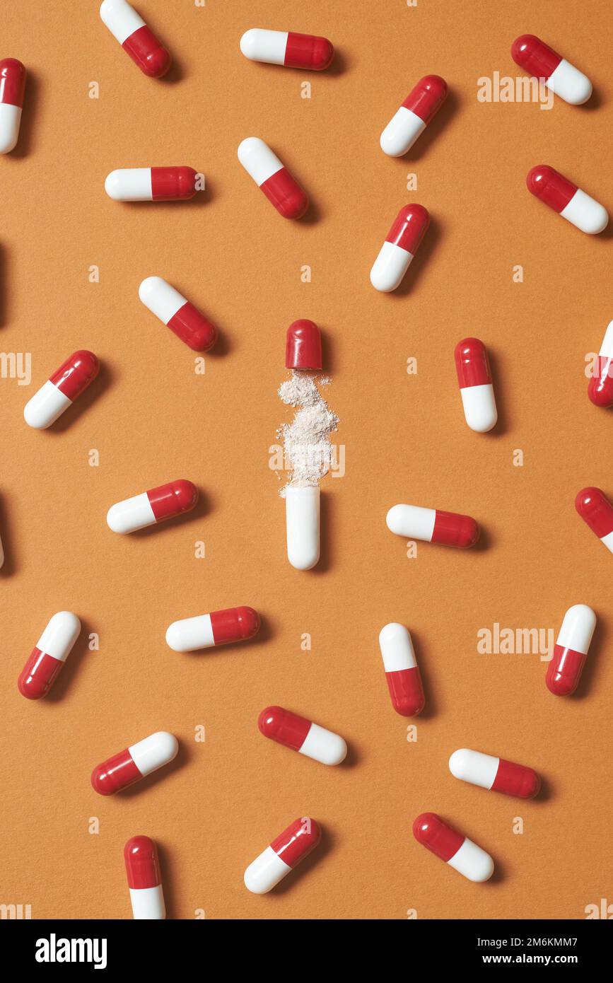 Pharmazeutische Pillen mit Medikamentenpulver. Stockfoto