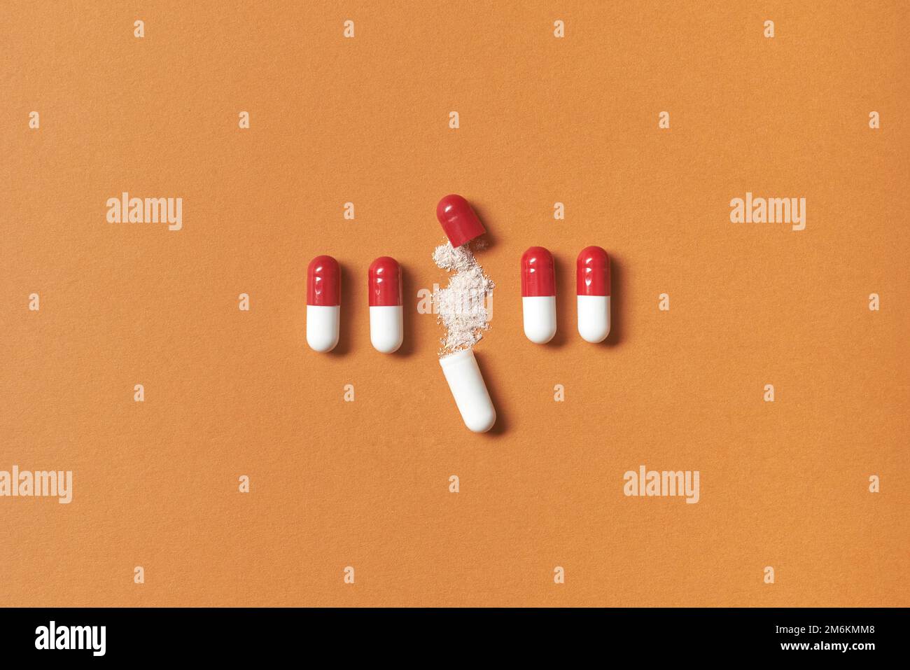 Pharmazeutische Kapseln mit Medikamentenpulver. Stockfoto
