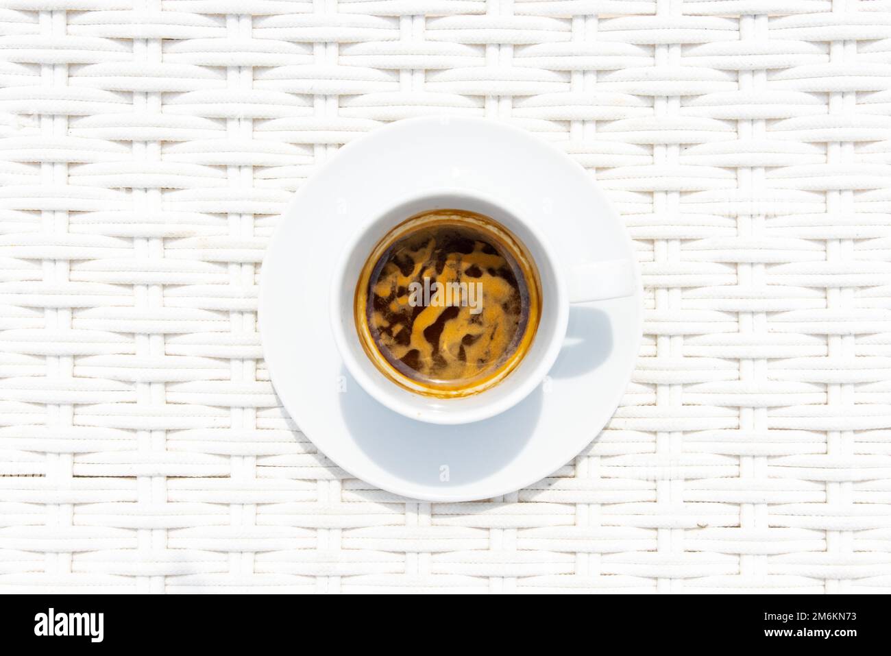 Moderner Espresso-Kaffee auf dem Tisch, Hotelurlaub, tolles Design für jeden Zweck. Entspannungskonzept. Natürliches Aroma. Sommer Stockfoto