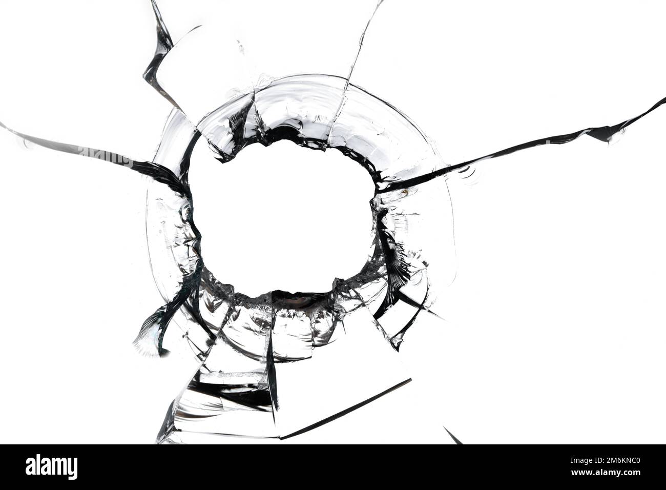 Risse im Glas auf weißem Hintergrund. Ein Einschussloch im Fenster Stockfoto