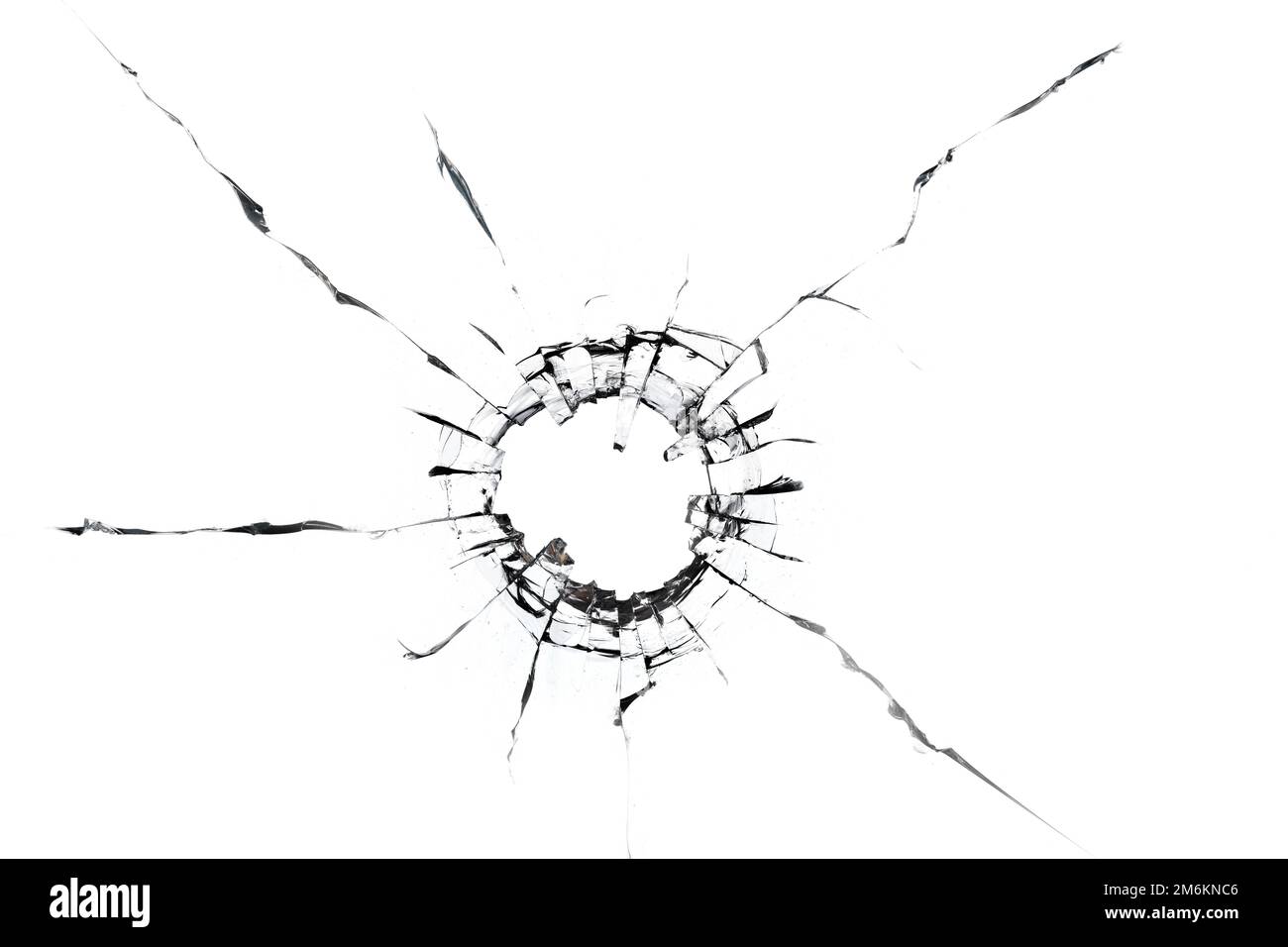 Risse im Glas auf weißem Hintergrund. Ein Einschussloch im Fenster Stockfoto