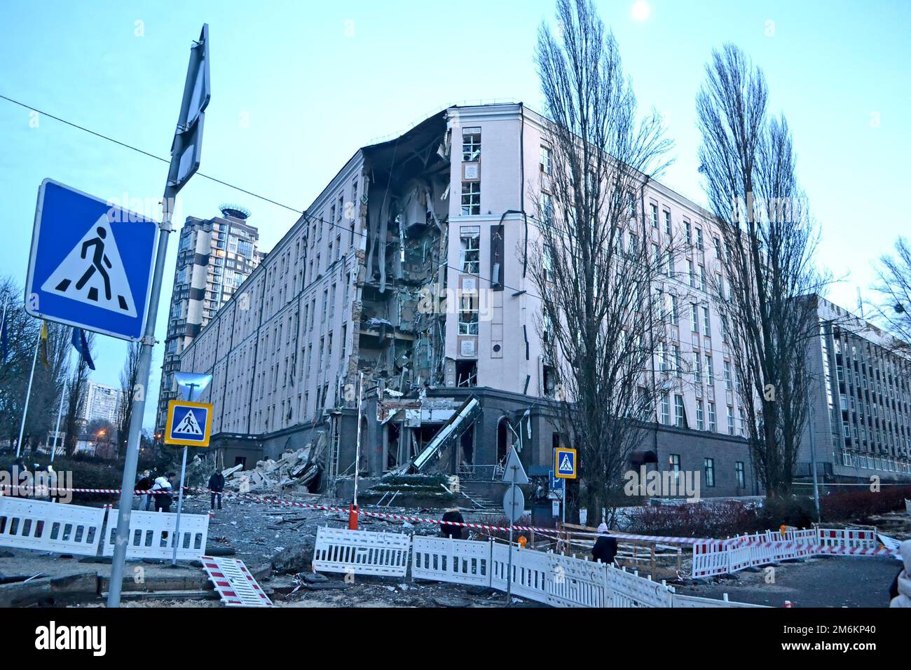 Zerstörte ein Hotelgebäude nach einem Raketenangriff am 31. Dezember 2022 in Kiew, Ukraine. Es waren über 20 russische Raketen X-101 an Stockfoto