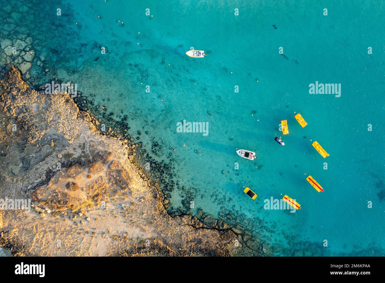Luftdrohne fotografiert Wassersportboot am FIG Tree Bay Beach auf zypern Stockfoto