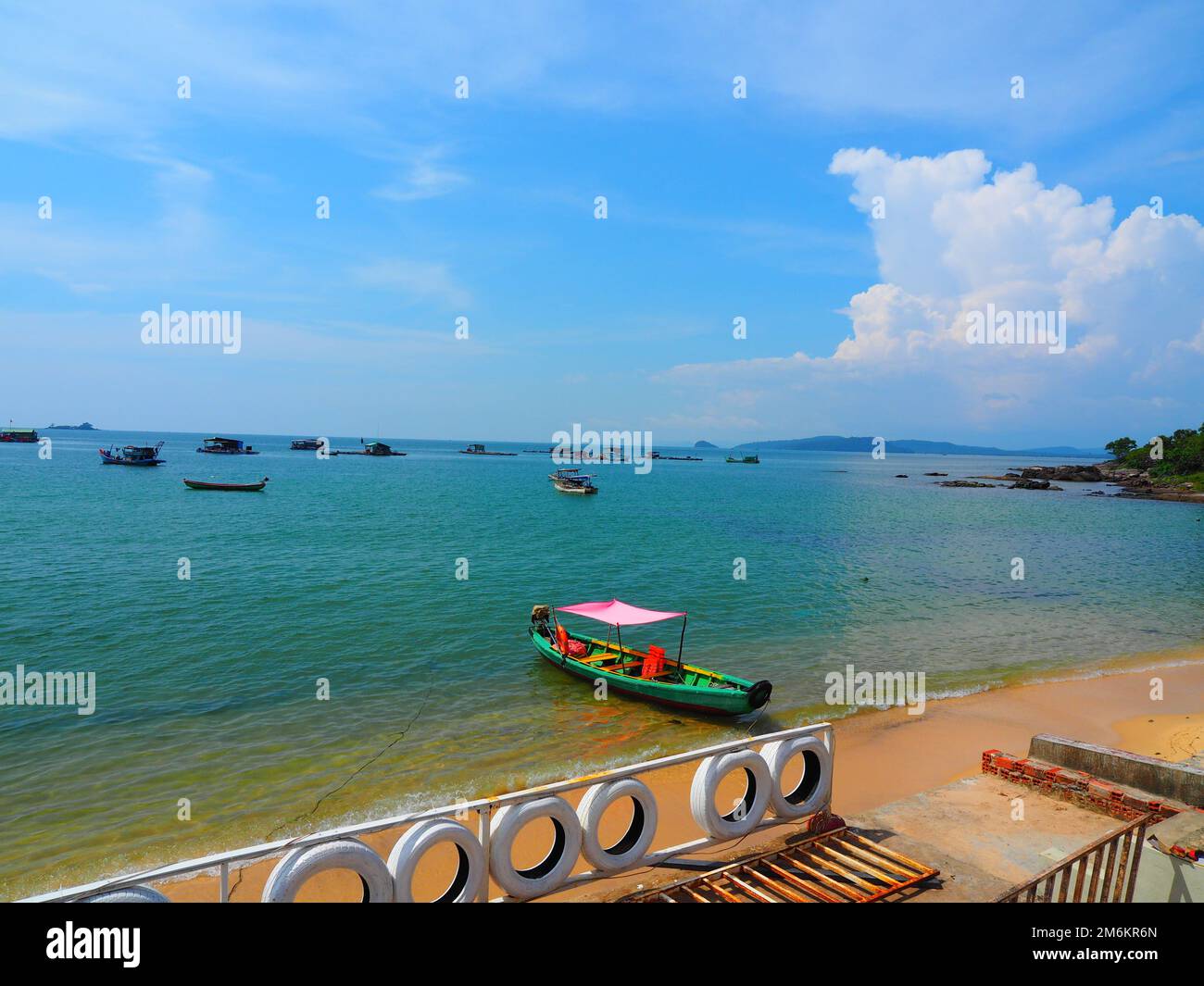 Farbenfrohes einheimisches Fischerboot, Strand und Ozean in Südostasien, Vietnam, Phu Quoc #Asien #Vietnam #PhuQuoc #aroundtheworld #Südostasien #langstravel Stockfoto
