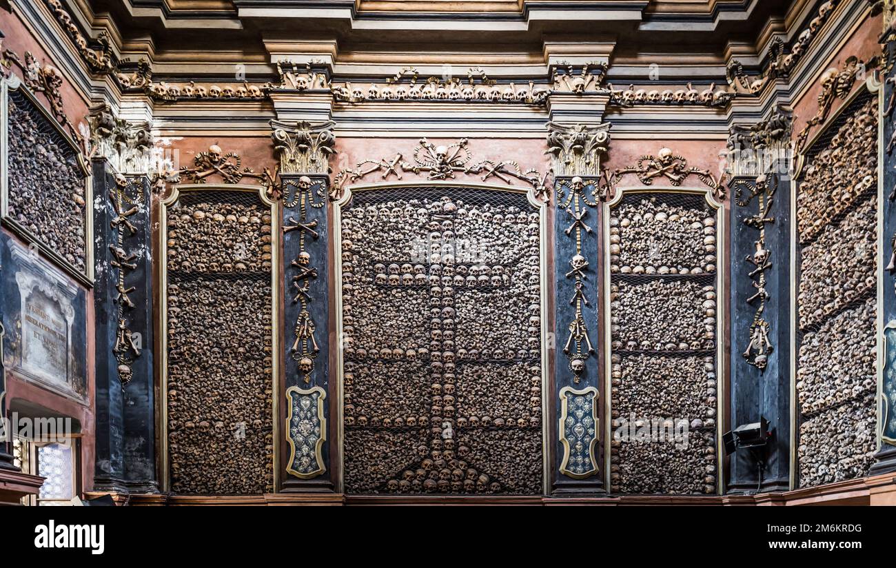 Mailand, Italien. Beinhaus-Kapelle in der Kirche San Bernardino alle Ossa. Stockfoto