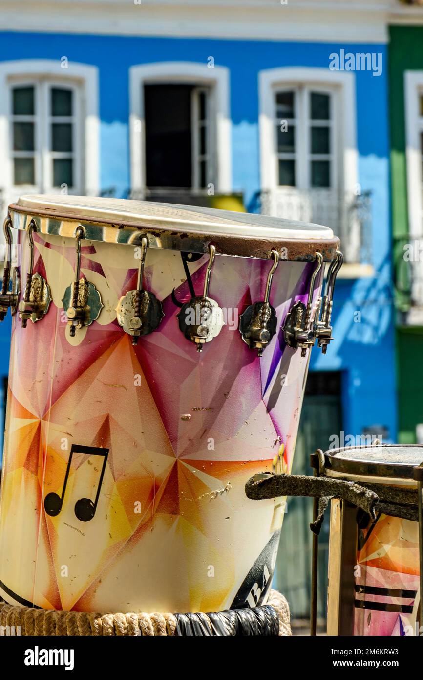 Traditionelle farbenfrohe und handgefertigte Trommeln in den Straßen des Viertels Pelourinho Stockfoto