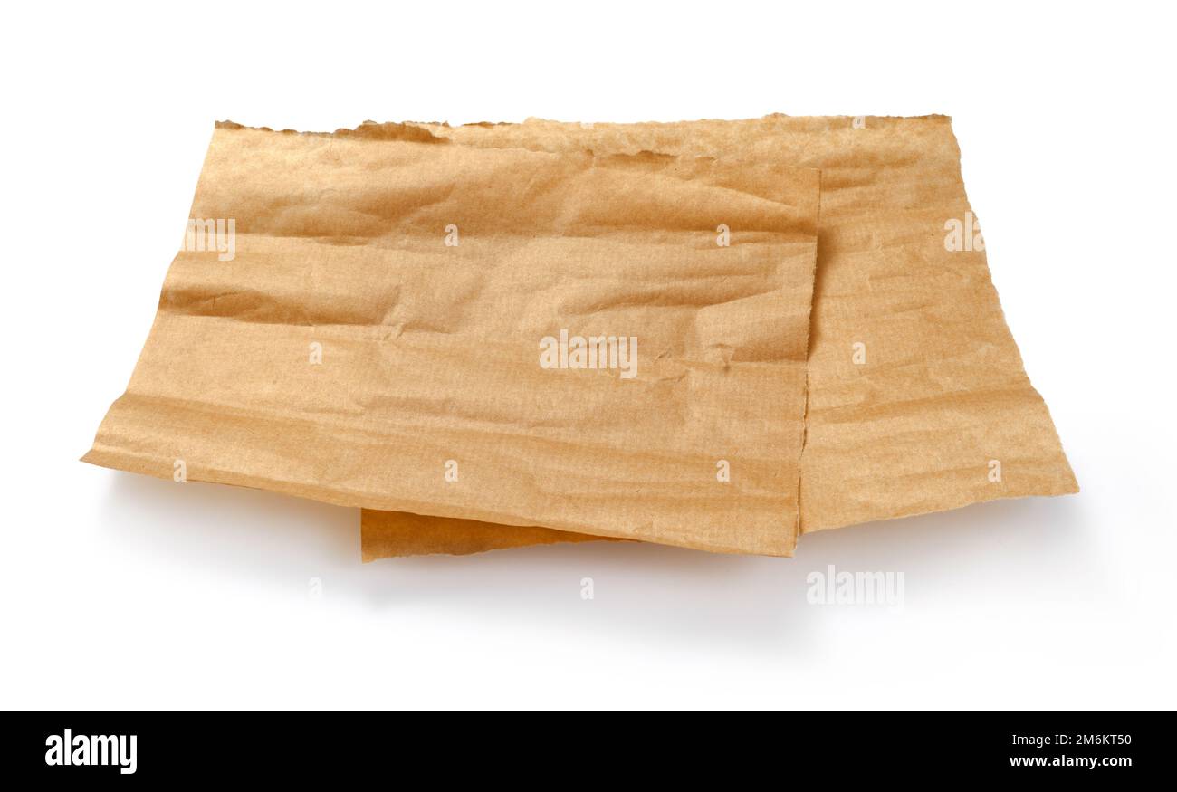 Backpapier isoliert. Zerknitterte Stücke braunes Pergament oder Backpapier auf weißem Hintergrund. Konstruktionselement. Stockfoto