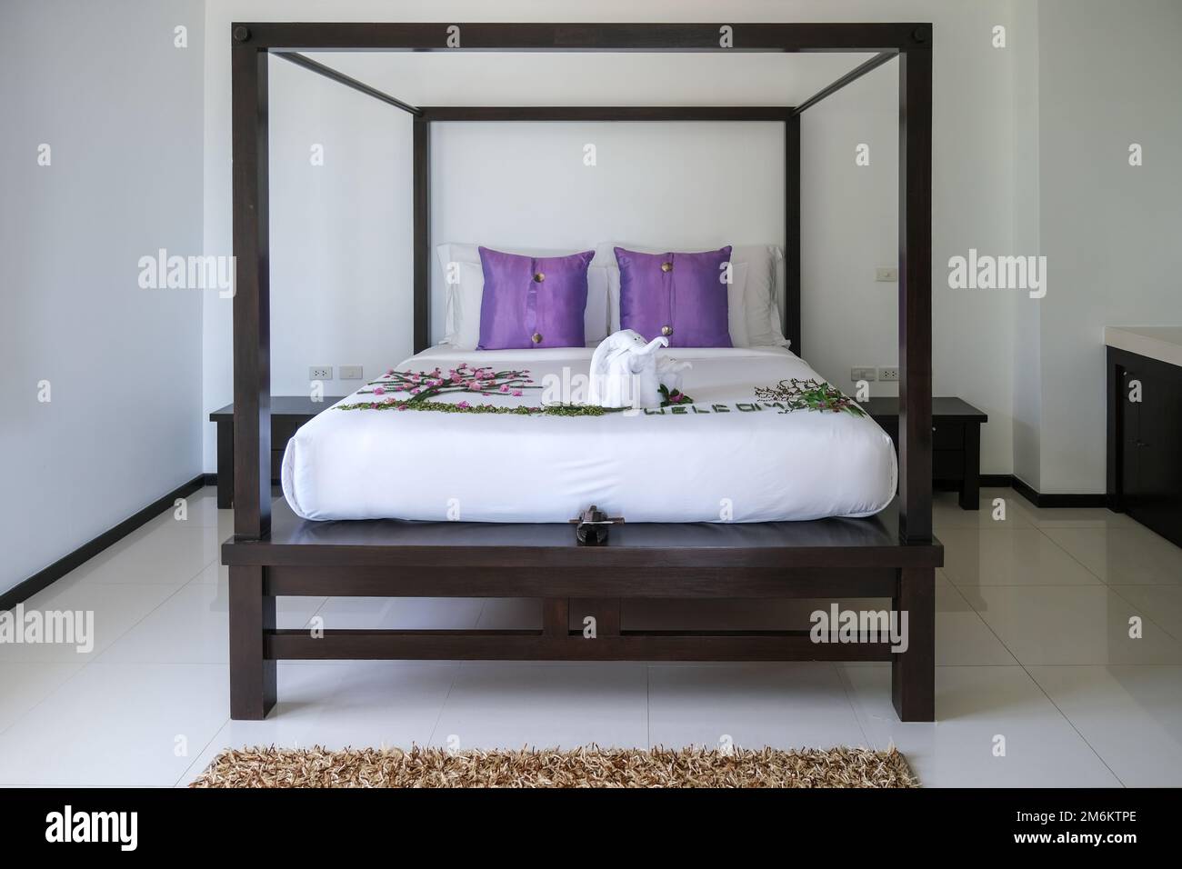 Asiatisch helles und gemütliches modernes Schlafzimmer Stockfoto