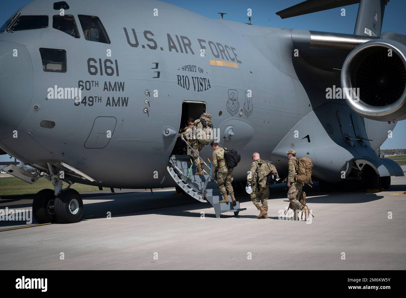 USA Flugzeuge, die dem 621. Notfallreaktionsausschuss A C-17 Globemaster III vom 29. April 2022 in der Joint Base McGuire-Dix-Lakehurst, New Jersey, zugeteilt wurden. Die Airmen haben kürzlich im Rahmen eines Notfallteams die Ausrüstung zur Unterstützung der USA verlegt Operationen der Europäischen Kommandozentrale. Stockfoto