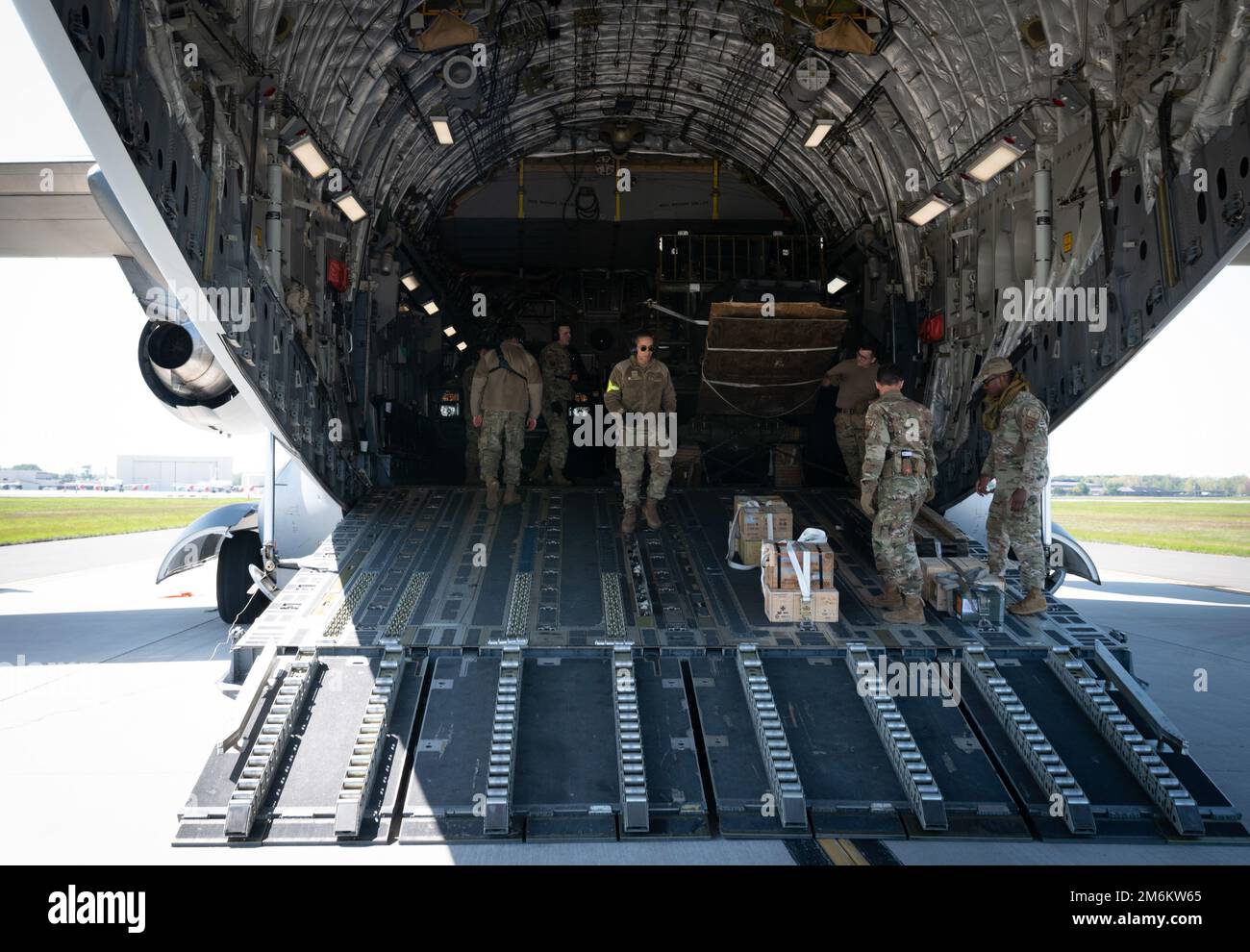 USA Flugzeuge, die dem 621. Noteinsatzflügel zugeteilt sind, beliefern einen C-17 Globemaster III vom 29. April 2022 in der Joint Base McGuire-Dix-Lakehurst, New Jersey. Die Airmen haben kürzlich im Rahmen eines Notfallteams die Ausrüstung zur Unterstützung der USA verlegt Operationen der Europäischen Kommandozentrale. Stockfoto