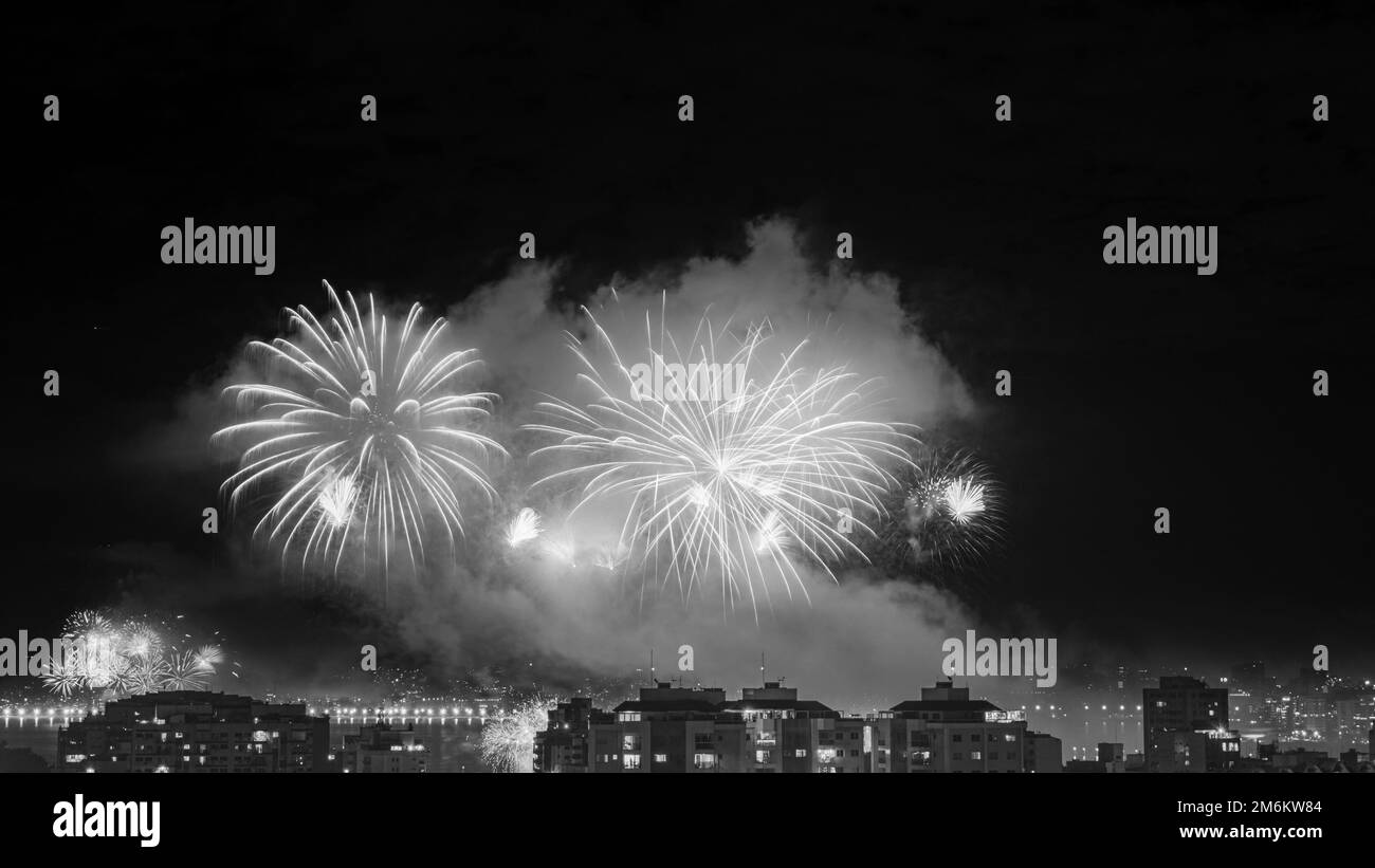 NITERÓI, RIO DE JANEIRO, BRASILIEN – 01/01/2023: Nachtfoto der Ankunft des neuen Jahres (Réveillon) in Schwarz-Weiß mit Feuerwerk am Himmel von A. Stockfoto