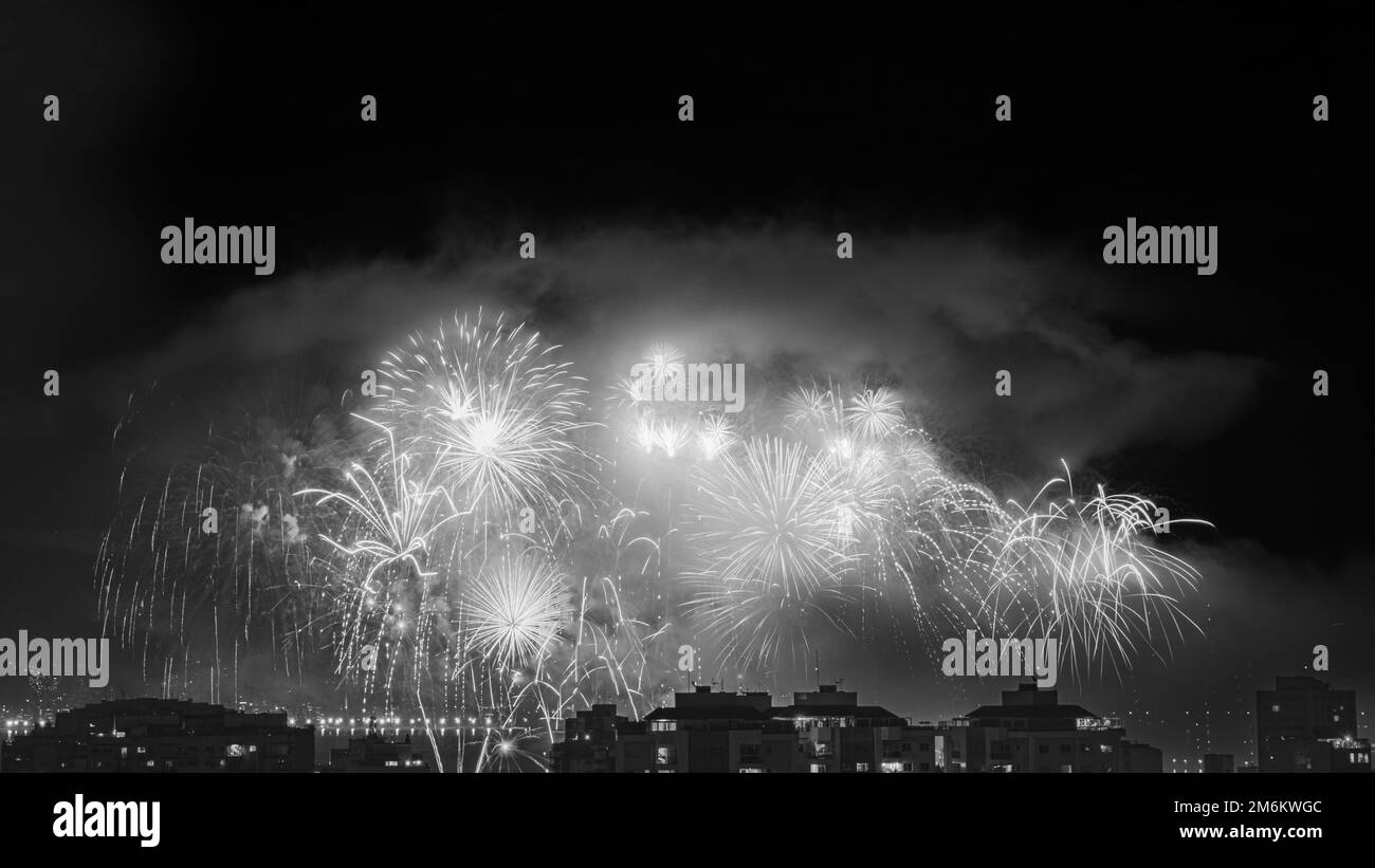 NITERÓI, RIO DE JANEIRO, BRASILIEN – 01/01/2023: Nachtfoto der Ankunft des neuen Jahres (Réveillon) in Schwarz-Weiß mit Feuerwerk am Himmel von A. Stockfoto