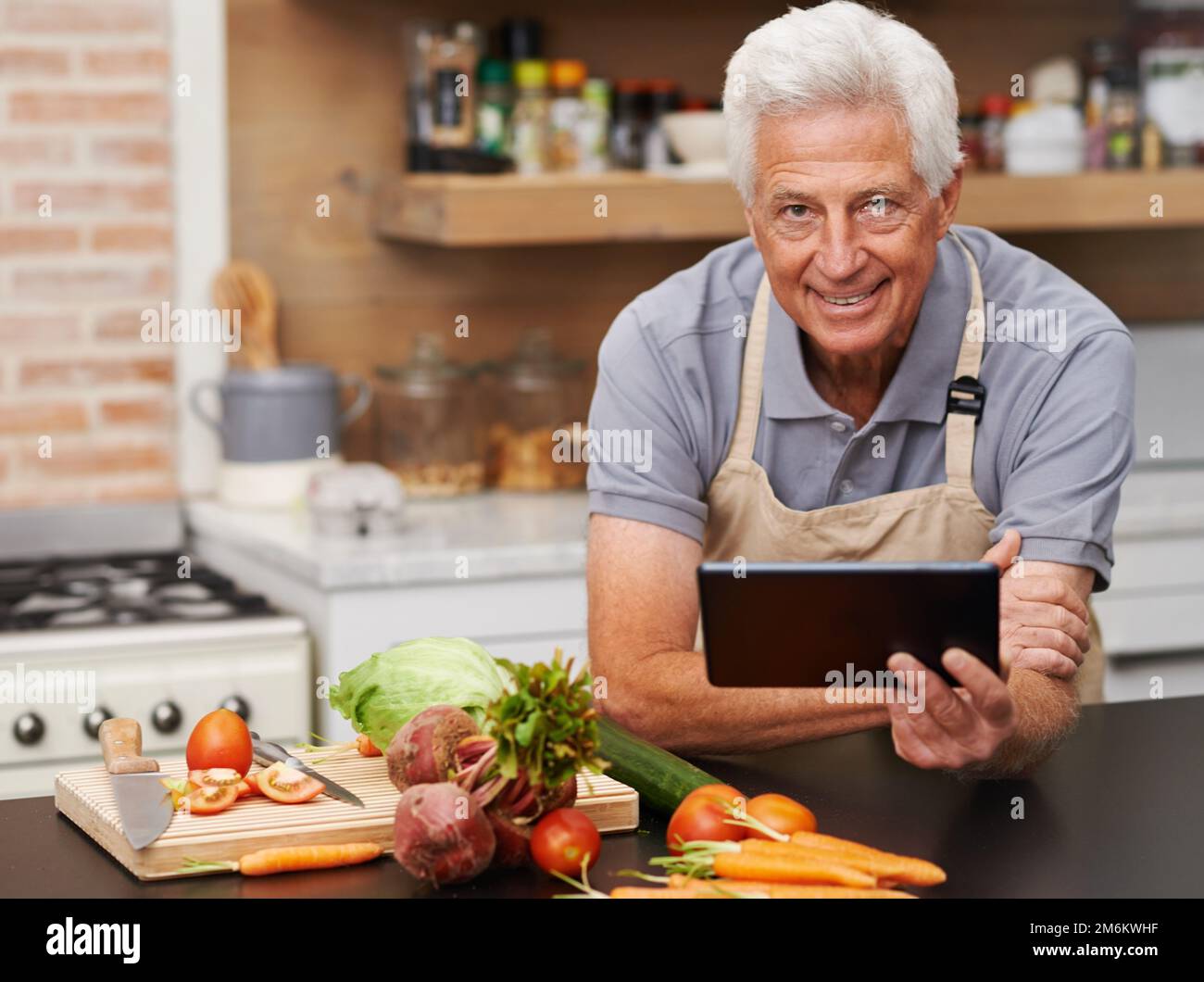Ich habe langsam den Dreh raus. Porträtaufnahme eines Seniorenmannes, der direkt in die Kamera lächelt. Stockfoto