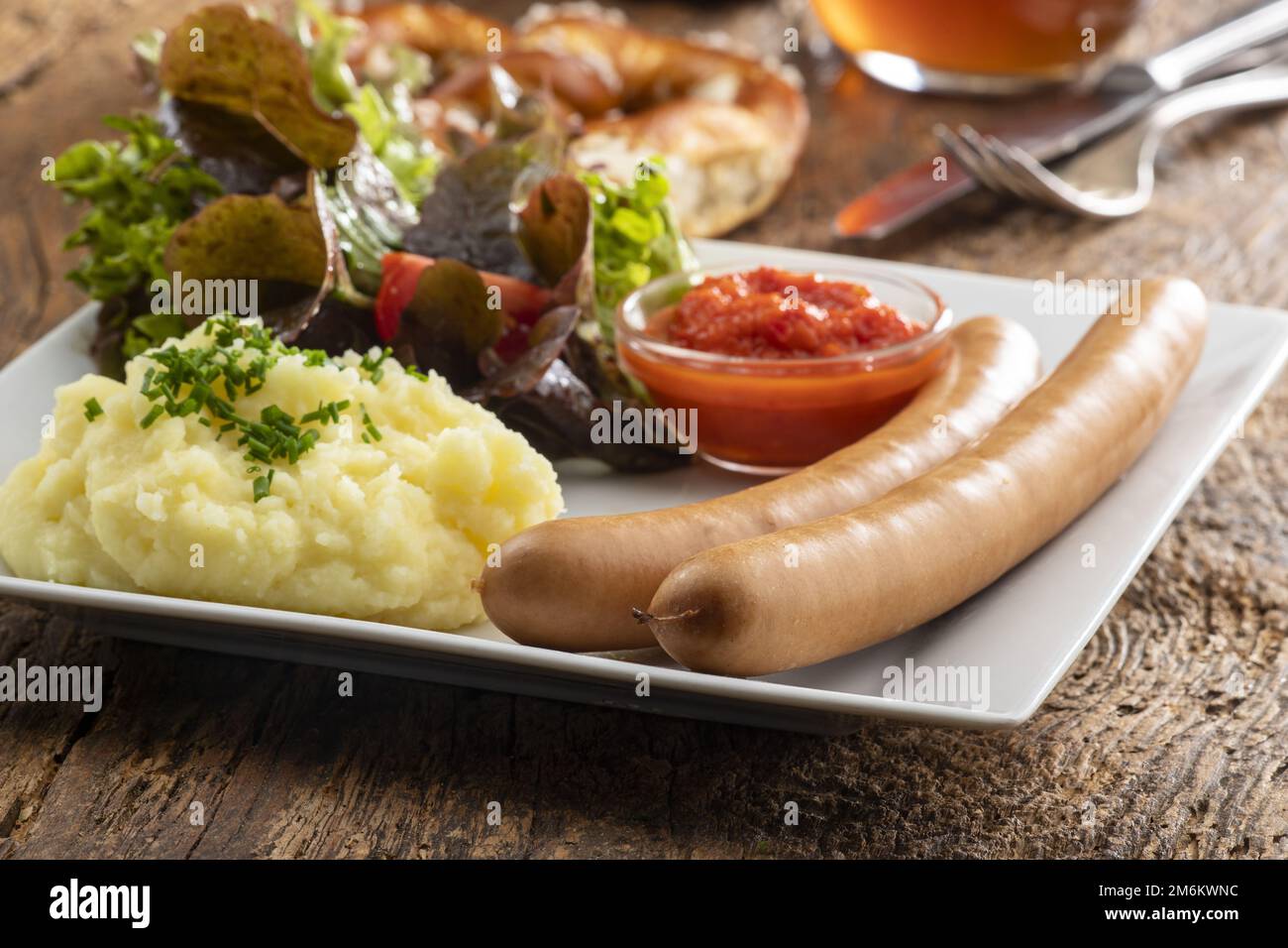 Frankfurter mit Salat und Kartoffelpüree Stockfoto