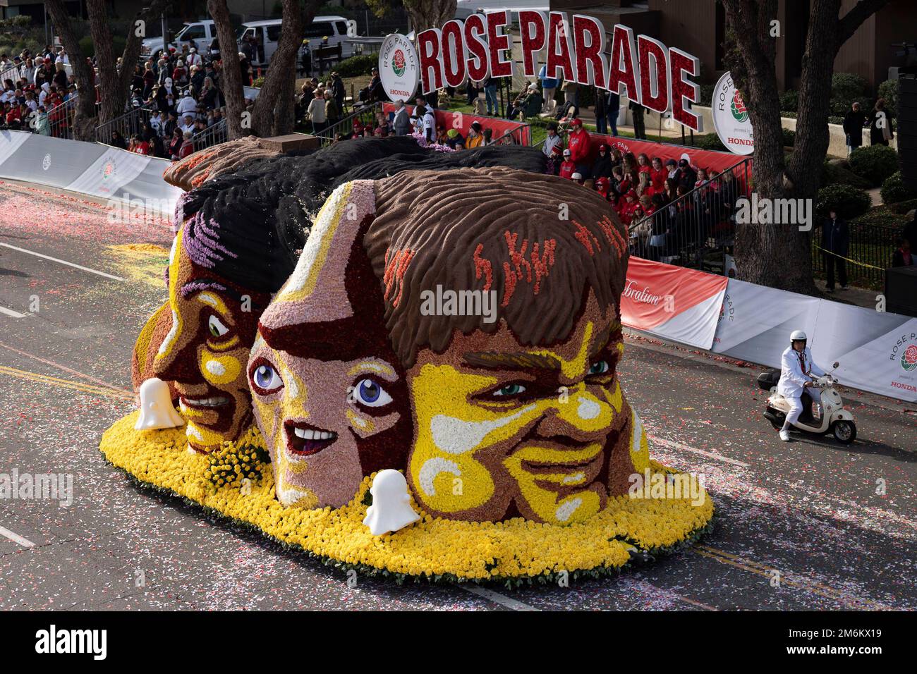 2. Januar 2023, Pasadena, Kalifornien, USA: Der Snapchat Floß zieht während der jährlichen Rose Parade 134. die Straße hinunter. Zuschauer und Schwimmer säumen die Straßen für die jährliche Rose Parade 134. (Kreditbild: © Dominick Sokotoff/SOPA Images via ZUMA Press Wire) Stockfoto