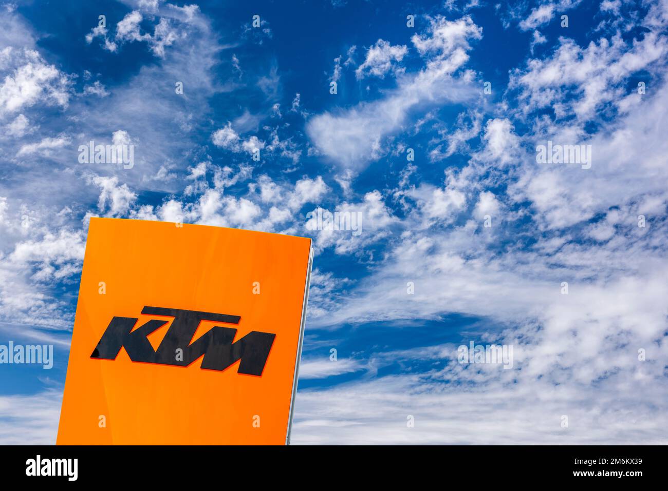 Werbung und Firmenzeichen des Unternehmens KTM Stockfoto