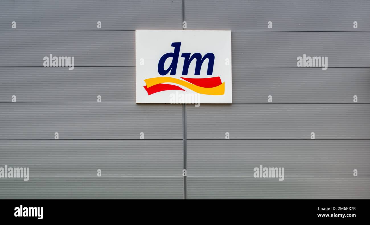 Werbe- und Firmenzeichen des Discounters dm Stockfoto