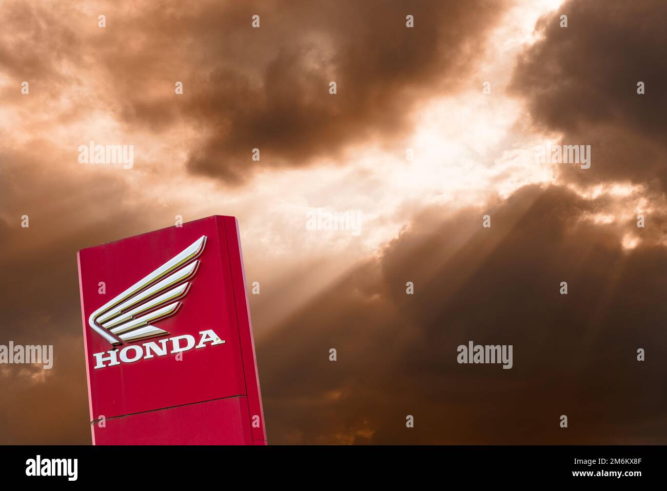 Werbung und Firmenzeichen des Unternehmens Honda Stockfoto