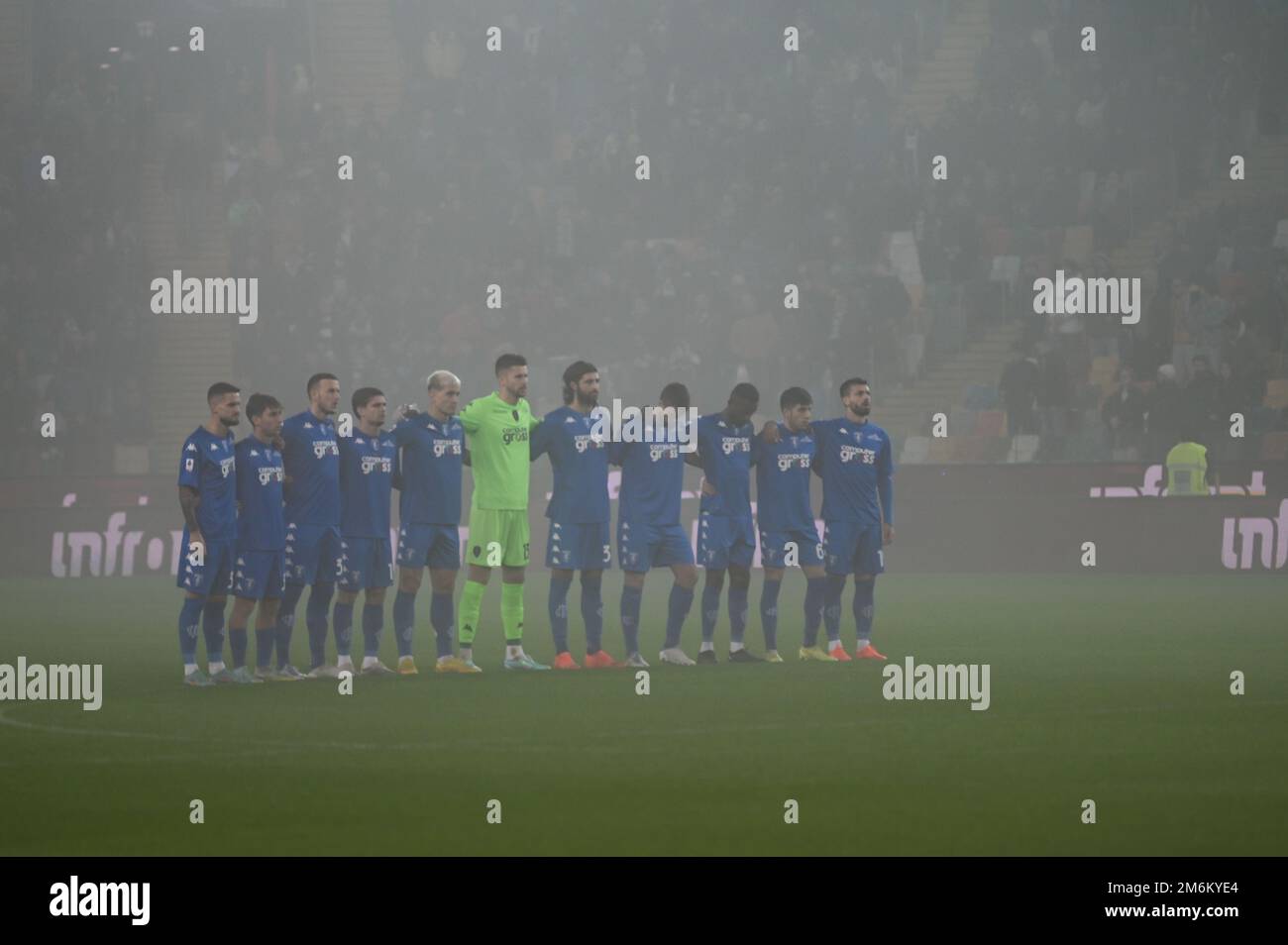 Friuli - Dacia Arena Stadium, Udine, Italien, 04. Januar 2023, Der Empoli FC stand für eine Minute der Erinnerung an Pele' (Edson Arantes do Nascimento) während des Fußballspiels Udinese Calcio gegen Empoli FC – italienische Fußballserie A in Schlange Stockfoto