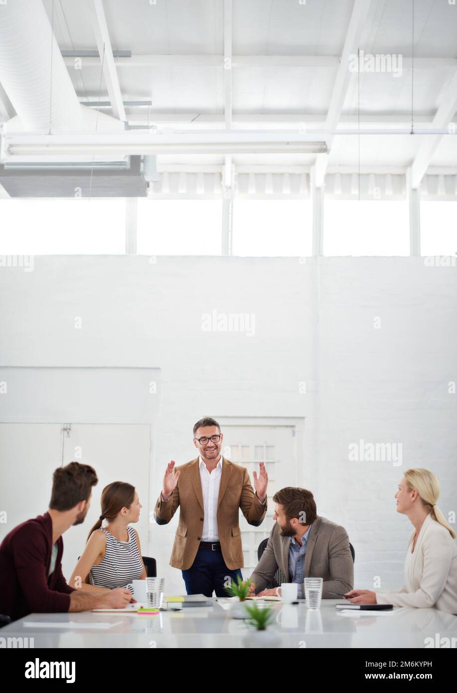 Denken wir an ein großes Team. Eine Gruppe von Geschäftsleuten im Sitzungssaal. Stockfoto