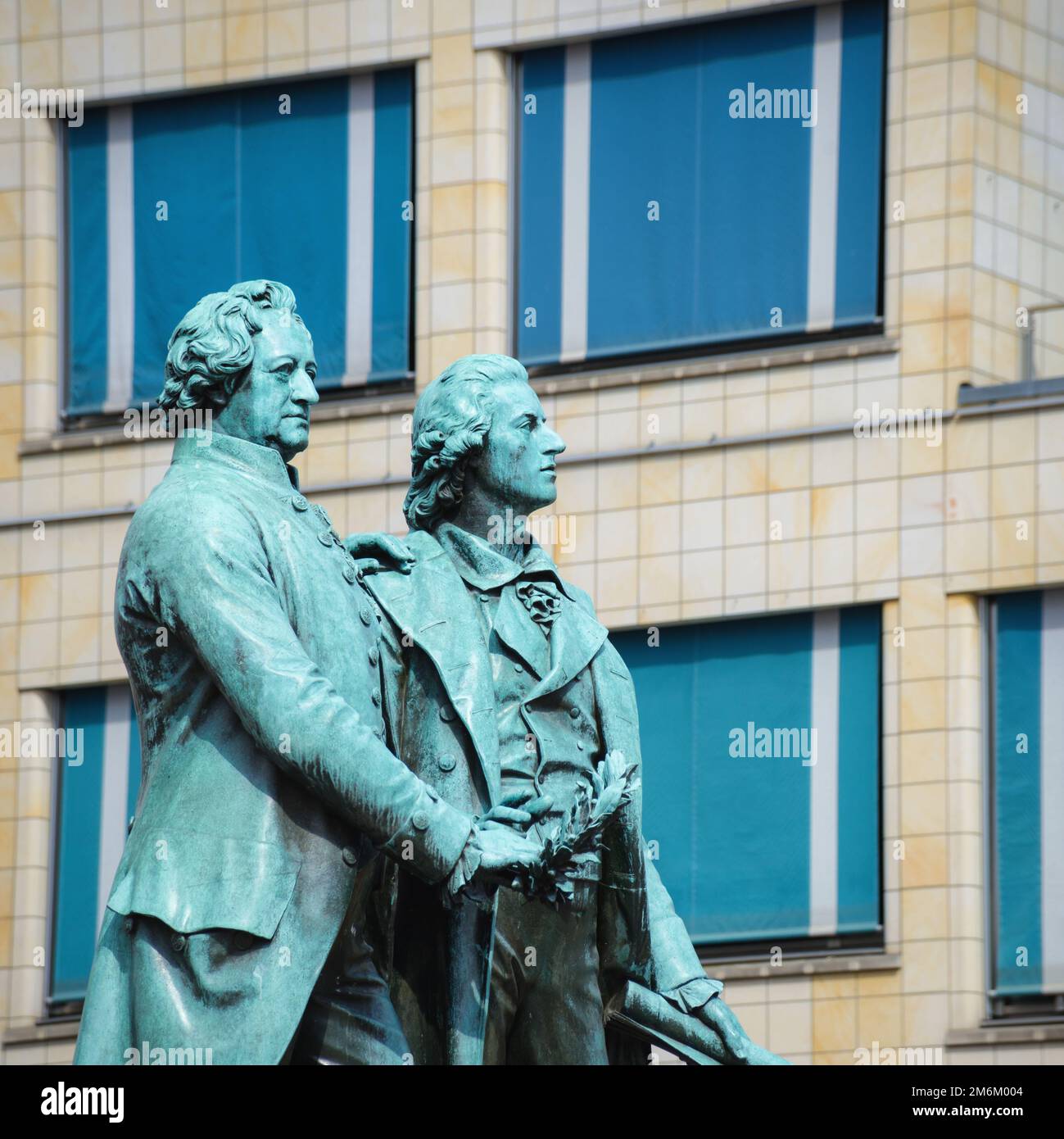 Nahaufnahme der Statue Goethe und Schiller in Weimar, Deutschland. Stockfoto