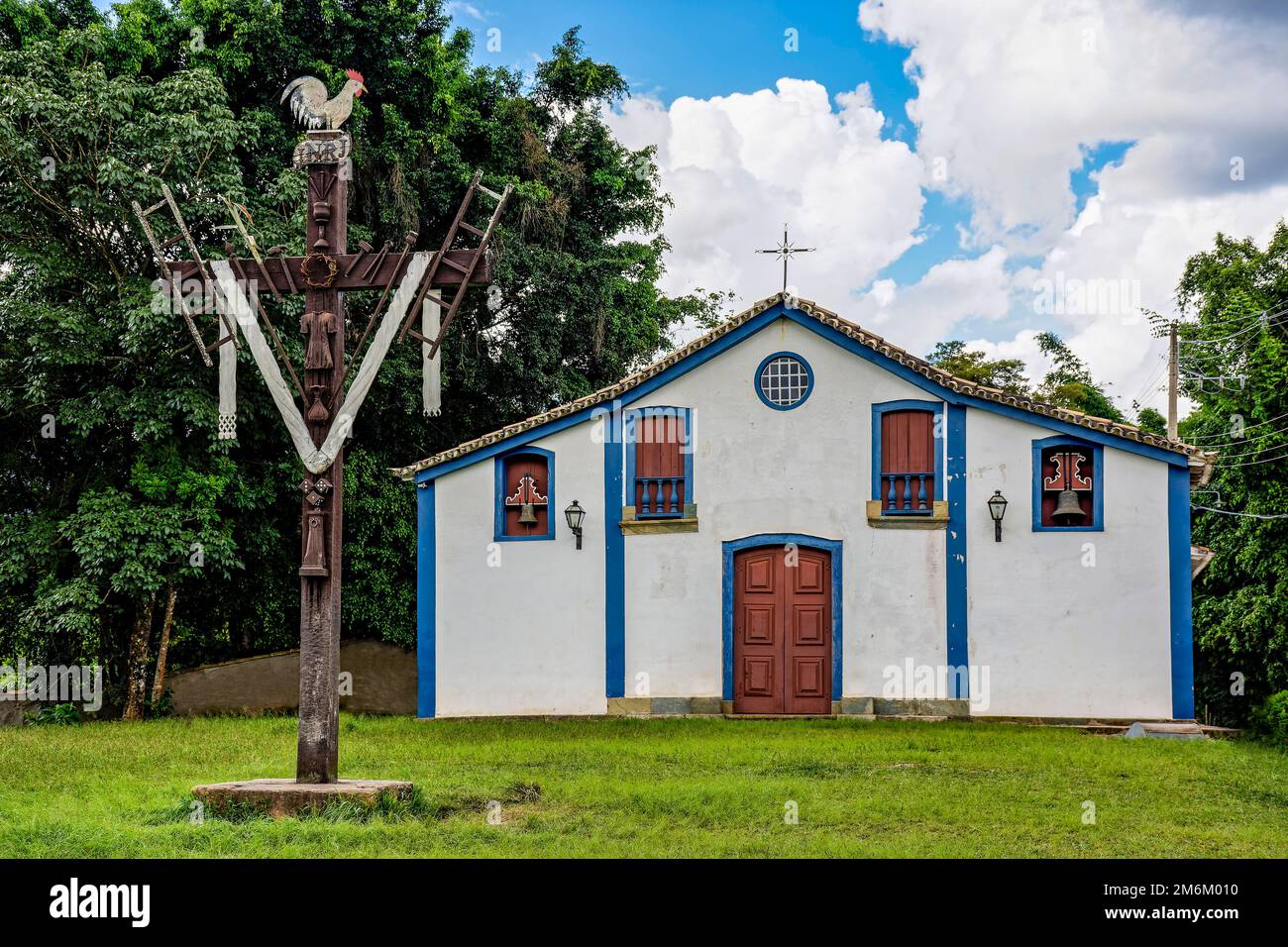 Kleine historische Kirche inmitten der Vegetation in Tiradentes Stockfoto