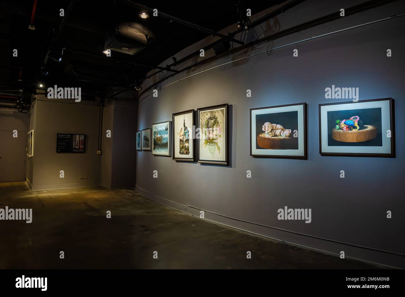 Bangkok, Thailand - Aug 17 2022: Besucher der Fotoausstellung im Bangkok Art and Culture Center (BACC) Stockfoto