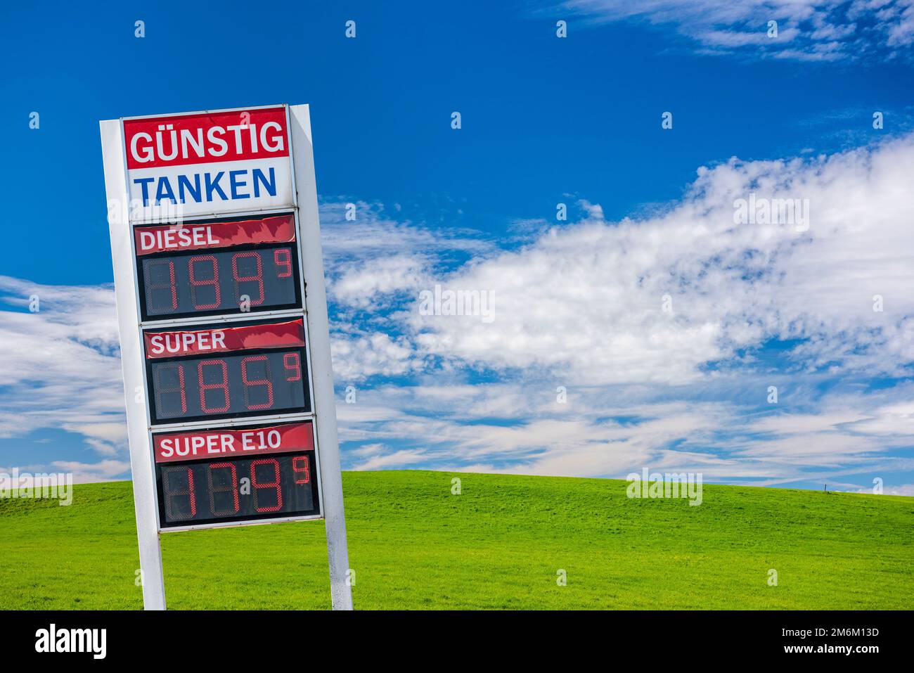 Preisplatine an einer kostenlosen Tankstelle Stockfoto