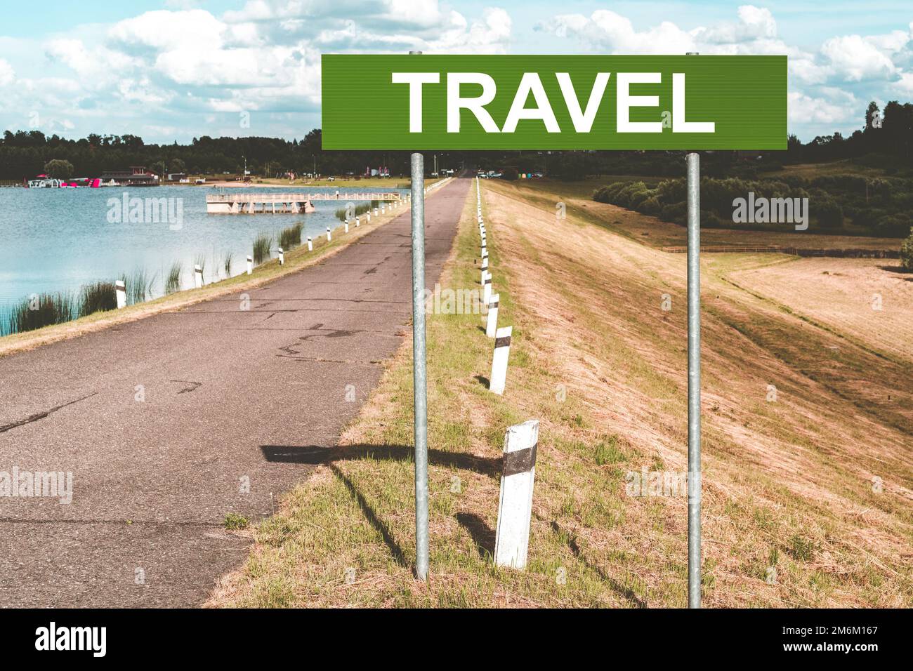 Verkehrszeichen mit der Aufschrift „REISE“ Stockfoto