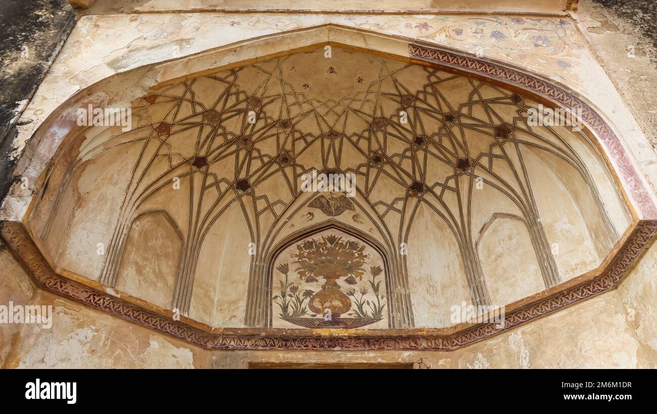Design von Blumentopf und Marmoreinlagen an der Eingangskuppel von Rani Mahal oder Queen's Palace, Ater Fort, Bhind, Madhya Pradesh, Indien. Stockfoto