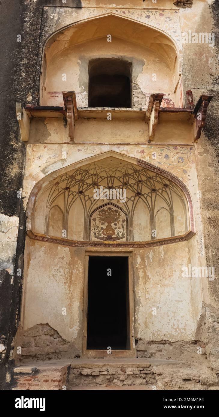 Kleiner Eingang zum Rani Mahal oder Queen's Palace mit Marmorkuppel mit Intarsien, Ater Fort, Bhind, Madhya Pradesh, Indien. Stockfoto