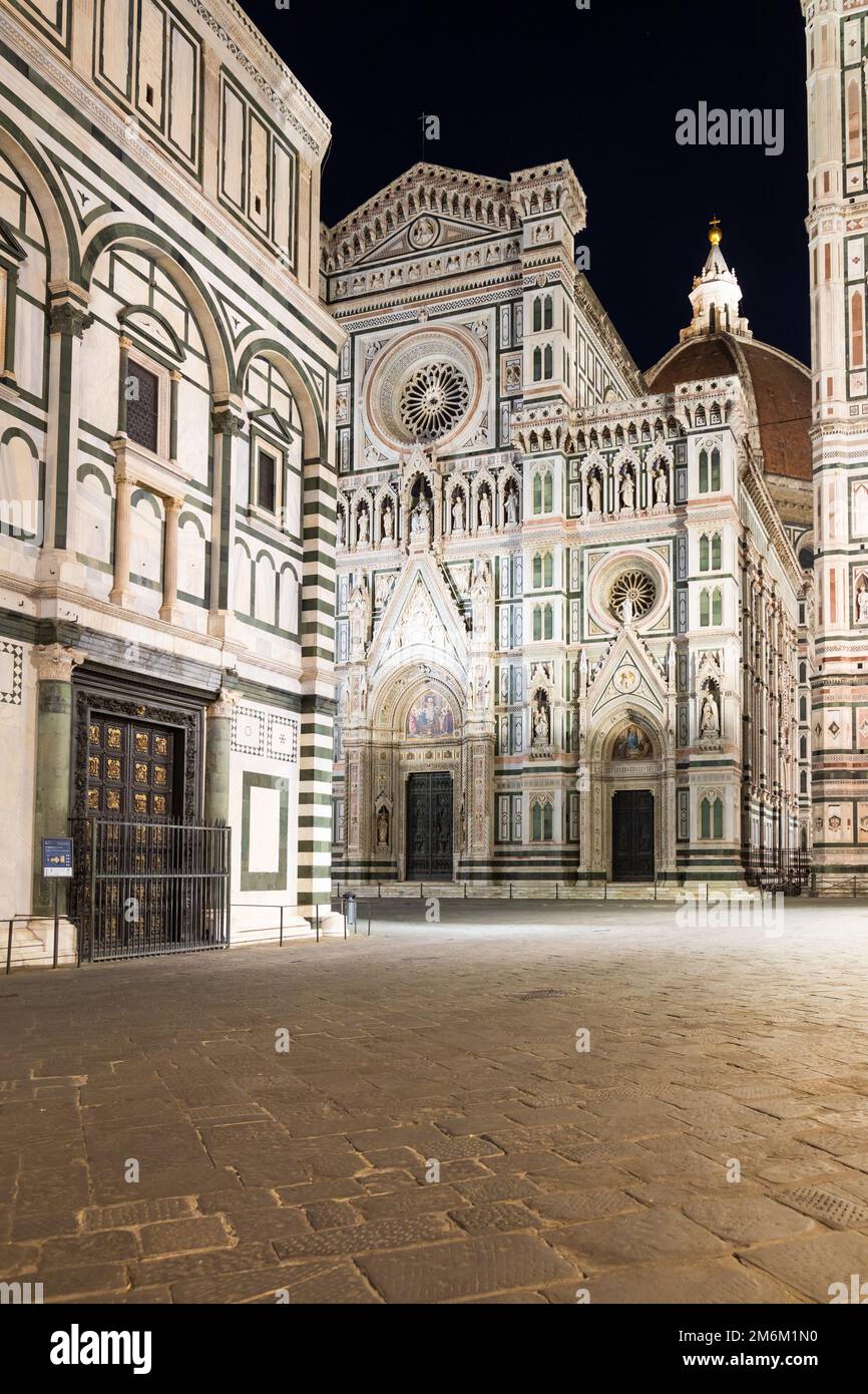 Italien, Florenz bei Nacht. Die beleuchtete Architektur der Kathedrale außen. Stockfoto