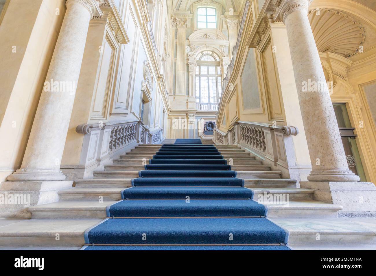 Die schönste Barocktreppe Europas befindet sich im Madama Palast (Palazzo Madama), Turin, Italien. Interieur mit Luxus mar Stockfoto