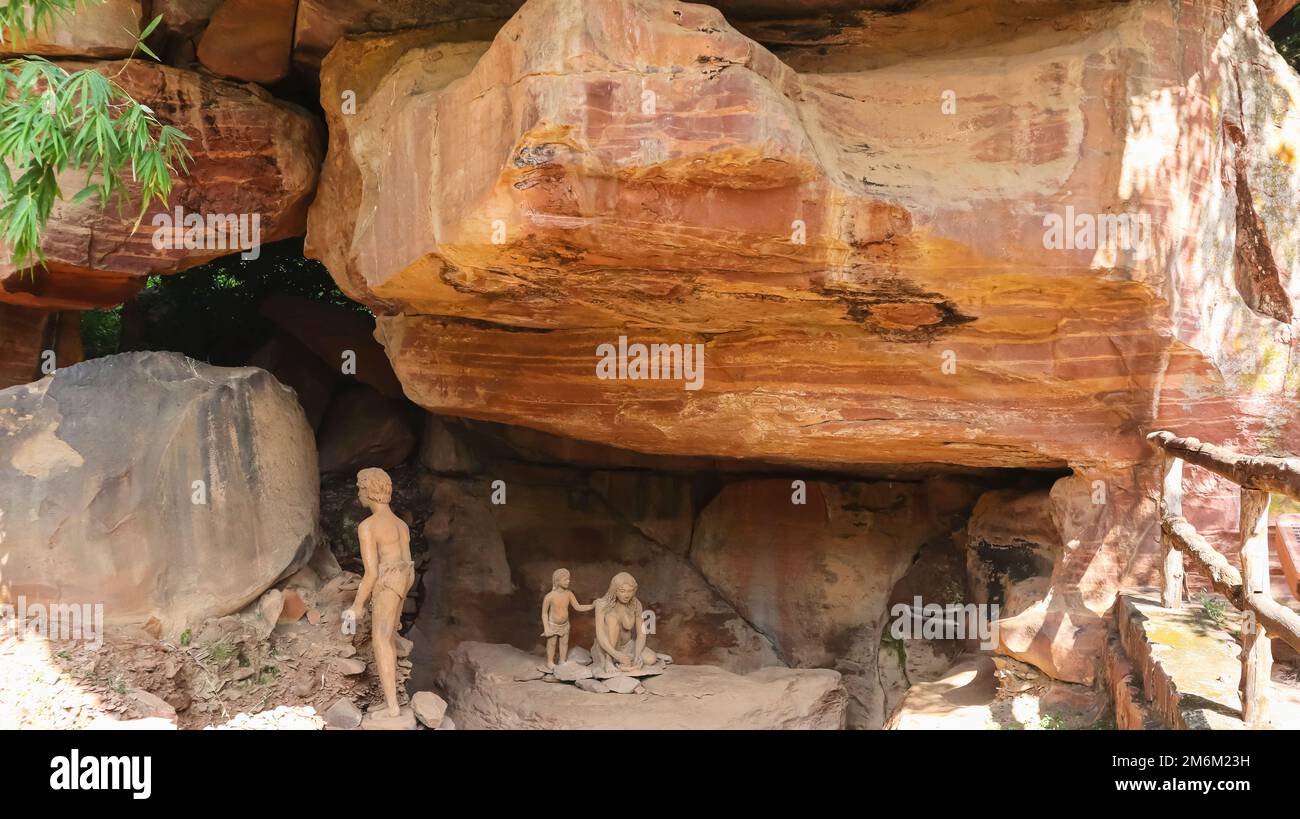 Skulpturen von Frau und Kind, die das prähistorische Leben der Menschen zeigen, Bhimbetka Rock Shelters, die frühesten sind etwa 10.000 Jahre alt oder paläolithisch und Meso Stockfoto