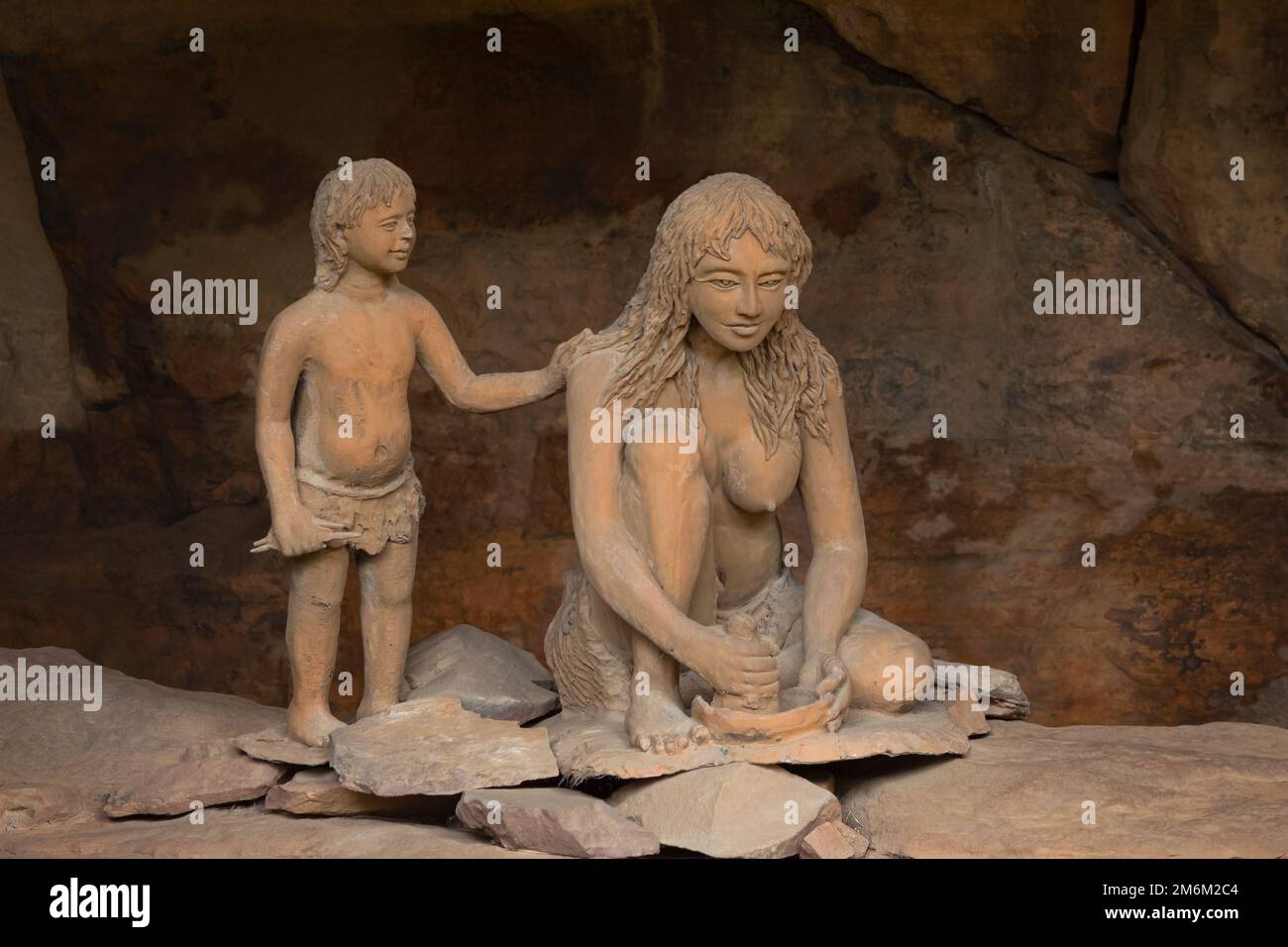 Skulptur von Frau und Kind, die das prähistorische Leben der Menschen zeigt, Bhimbetka Rock Shelters, Raisen, Madhya Pradesh, Indien. Stockfoto