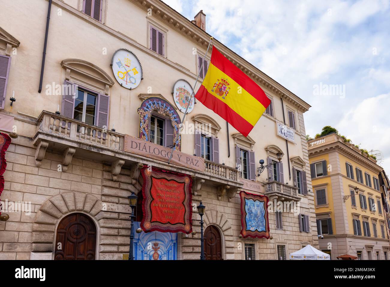 Botschaft von Spanien in der Innenstadt mit spanischer Nationalflagge. Stockfoto