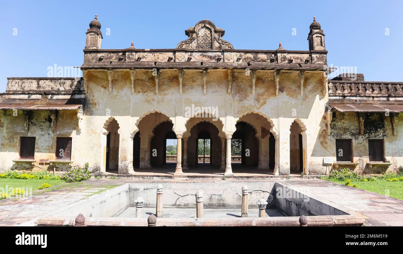 Blick auf Chaman Mahal vom Garten, Islamnagar Fort, Bhopal, Madhya Pradesh, Indien. Stockfoto
