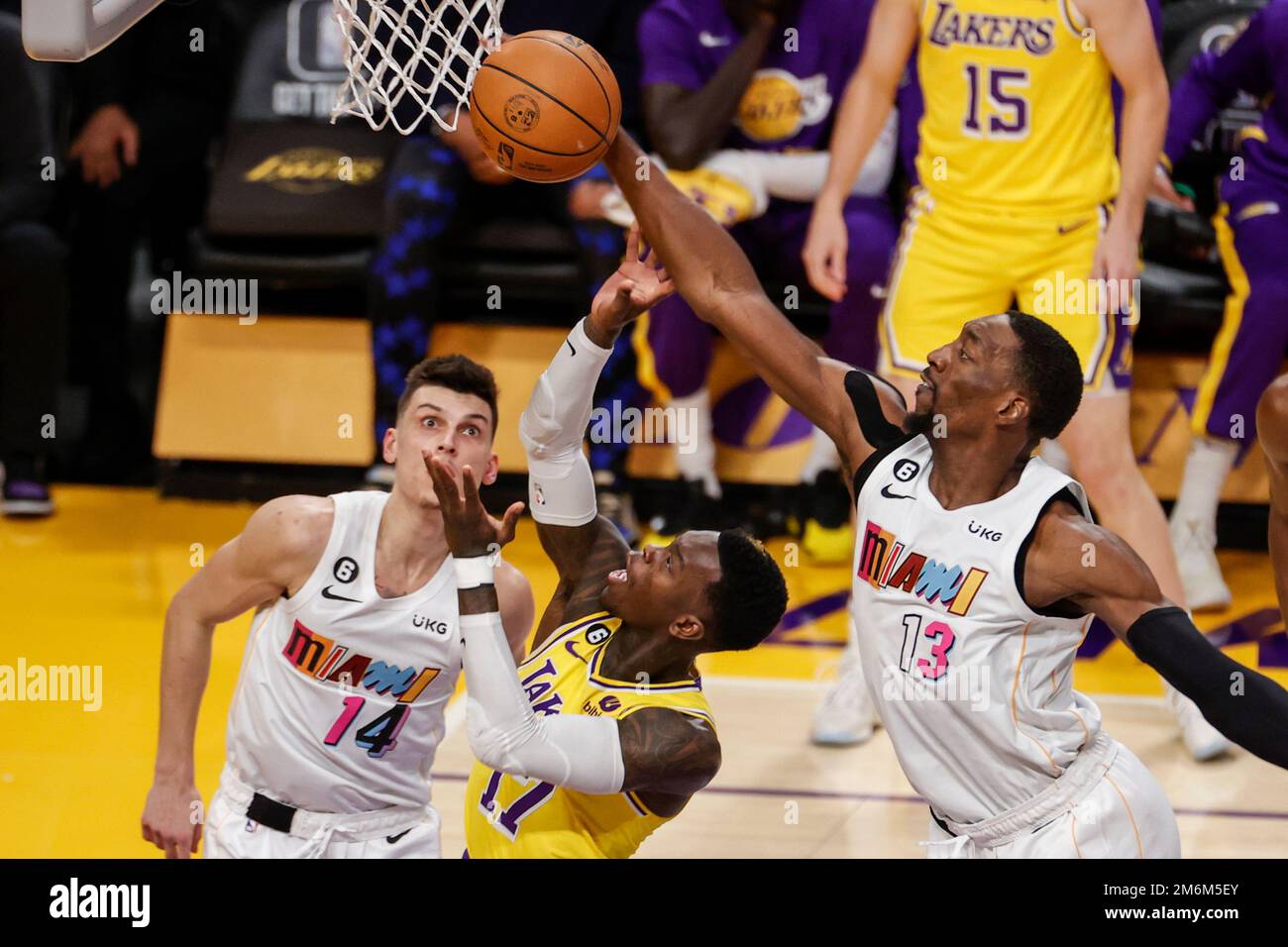 Los Angeles, Kalifornien, USA. 4. Januar 2023, Los Angeles, Kalifornien, USA: Miami Heat Center Bam Adebayo (13) blockiert einen Schlag von Los Angeles Lakers Guard Dennis Schroder (17) während eines NBA-Basketballspiels am Mittwoch, den 4. Januar 2023 in Los Angeles. (Kreditbild: © Ringo Chiu/ZUMA Press Wire) Kredit: ZUMA Press, Inc./Alamy Live News Stockfoto