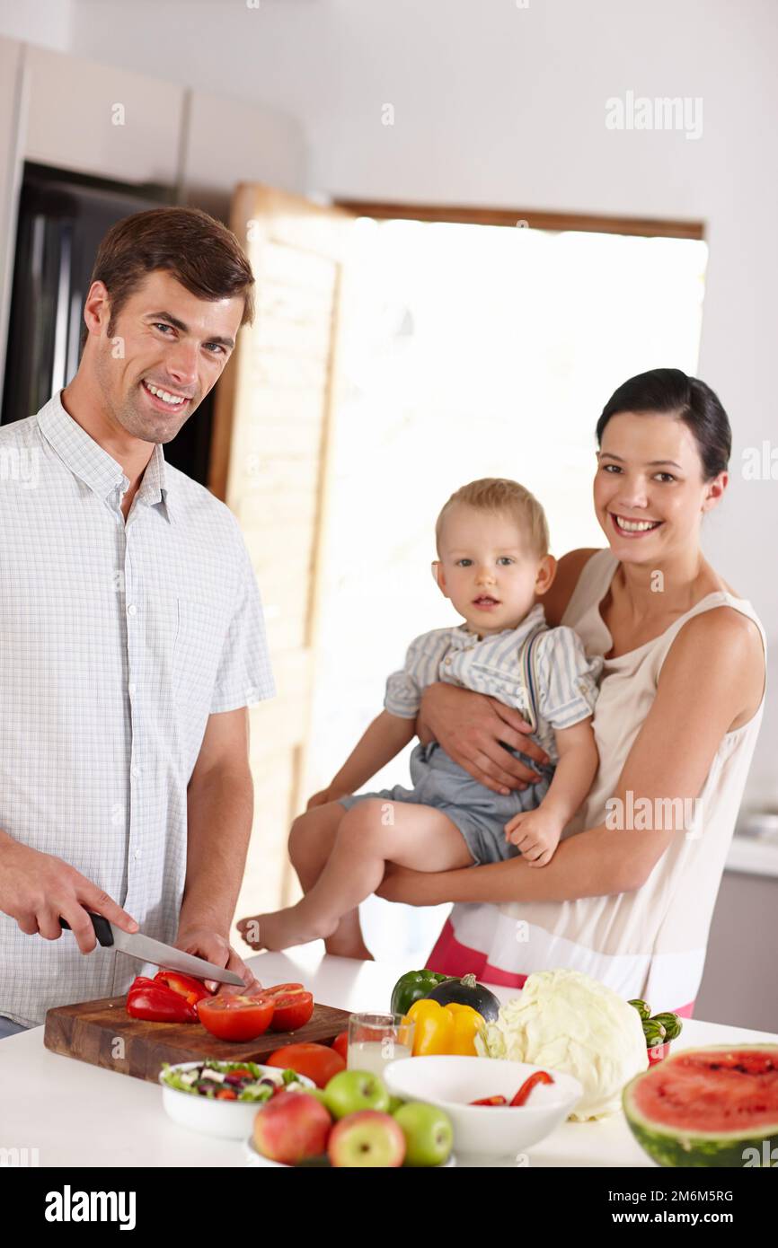Daddy zeigt ihnen, wie es gemacht wird. Porträt einer süßen Familie, die Zeit zusammen in ihrer Küche verbringt. Stockfoto