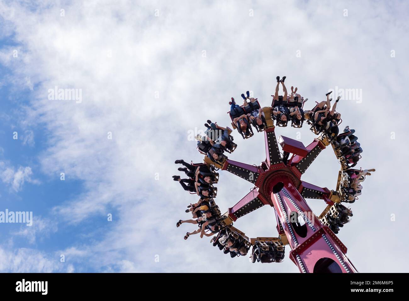 Russland, Sotschi 14.05.2022. Eine riesige runde Attraktion drehte die fröhlichen Menschen auf den Kopf in den Himmel. Extreme Unterhaltung Stockfoto