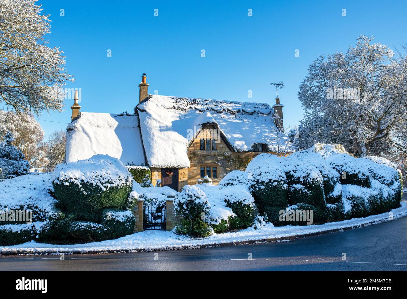 Strohgedeckte Hütte im Schnee im Dezember. Chipping Campden, Cotswolds, Gloucestershire, England Stockfoto