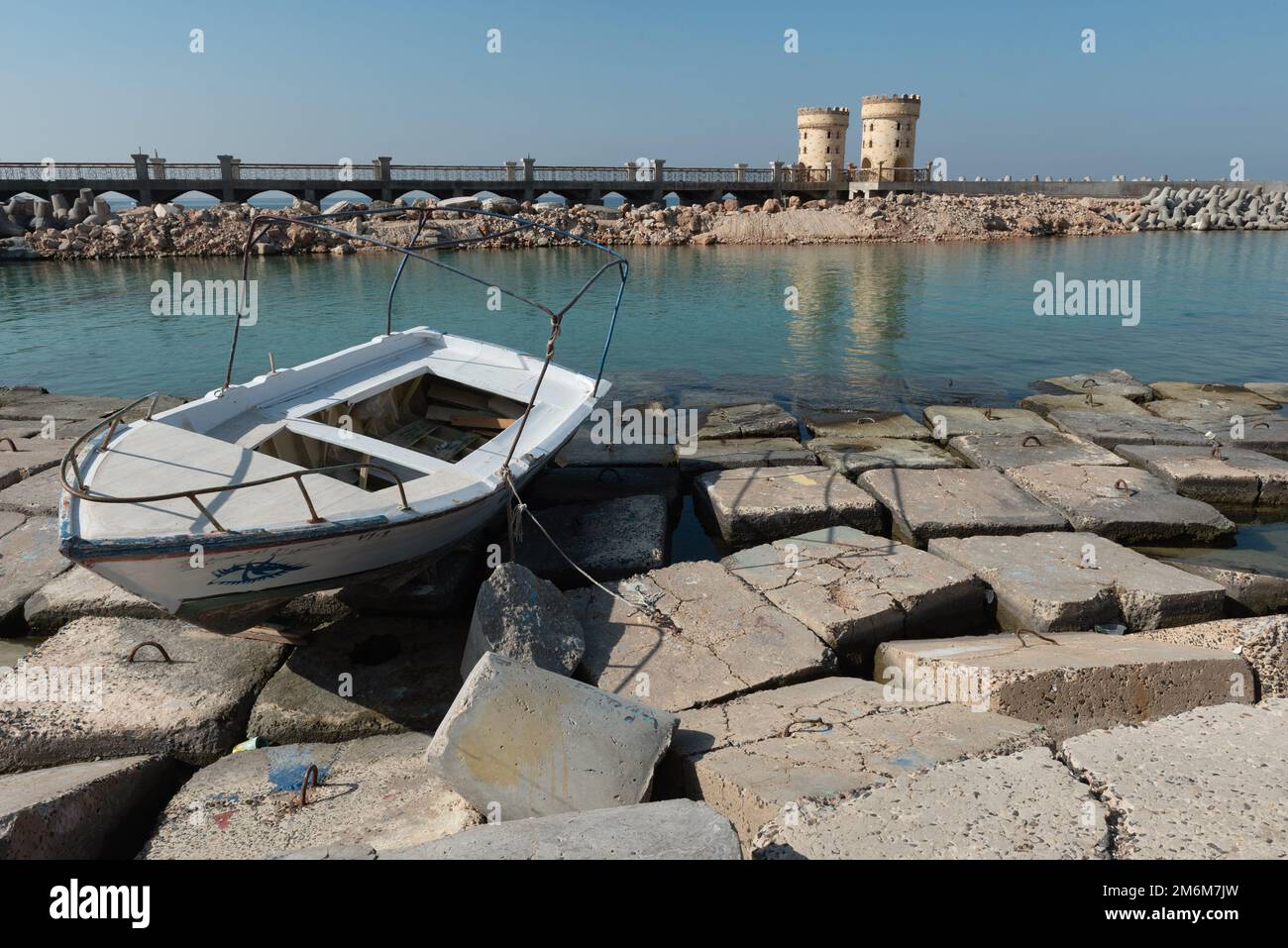 Alexandria, Ägypten. Dezember 1. 2022 Ein Schiff auf Betonblöcken, das als Schutz gegen den steigenden Meeresspiegel entlang der Corniche von Alexandria, der, positioniert ist Stockfoto