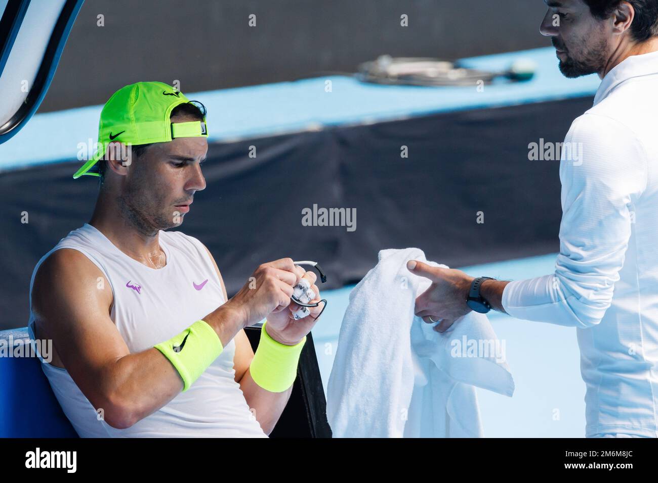 Melbourne, Australien. 5. Januar 2023: RAFAEL NADAL (ESP) zieht seine Richard Mille Uhr während einer Trainingseinheit in der Rod Laver Arena vor den Australian Open 2023 in Melbourne, Australien. Sydney Low/Cal Sport Media Credit: Cal Sport Media/Alamy Live News Stockfoto