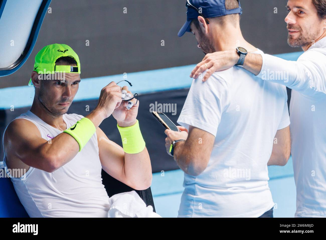 Melbourne, Australien. 5. Januar 2023: RAFAEL NADAL (ESP) zieht seine Richard Mille Uhr während einer Trainingseinheit in der Rod Laver Arena vor den Australian Open 2023 in Melbourne, Australien. Sydney Low/Cal Sport Media Credit: Cal Sport Media/Alamy Live News Stockfoto