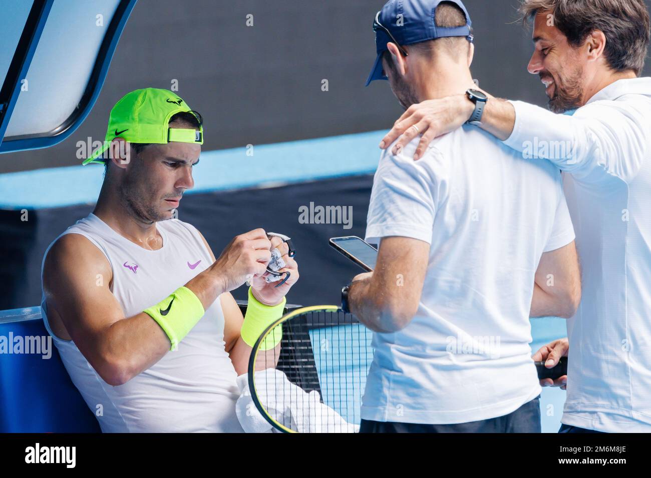 Melbourne, Australien. 5. Januar 2023: RAFAEL NADAL (ESP) zieht seine Richard Mille Uhr während einer Trainingseinheit in der Rod Laver Arena vor den Australian Open 2023 in Melbourne, Australien. Sydney Low/Cal Sport Media Credit: Cal Sport Media/Alamy Live News Stockfoto