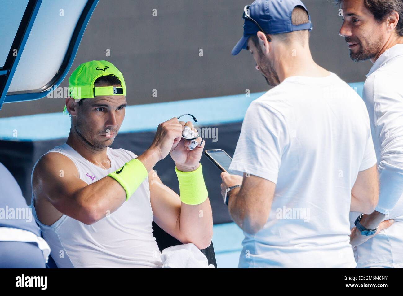 Melbourne, Australien. 5. Januar 2023: RAFAEL NADAL (ESP) zieht seine Richard Mille Uhr während einer Trainingseinheit in der Rod Laver Arena vor den Australian Open 2023 in Melbourne, Australien. Sydney Low/Cal Sport Media Credit: Cal Sport Media/Alamy Live News Stockfoto