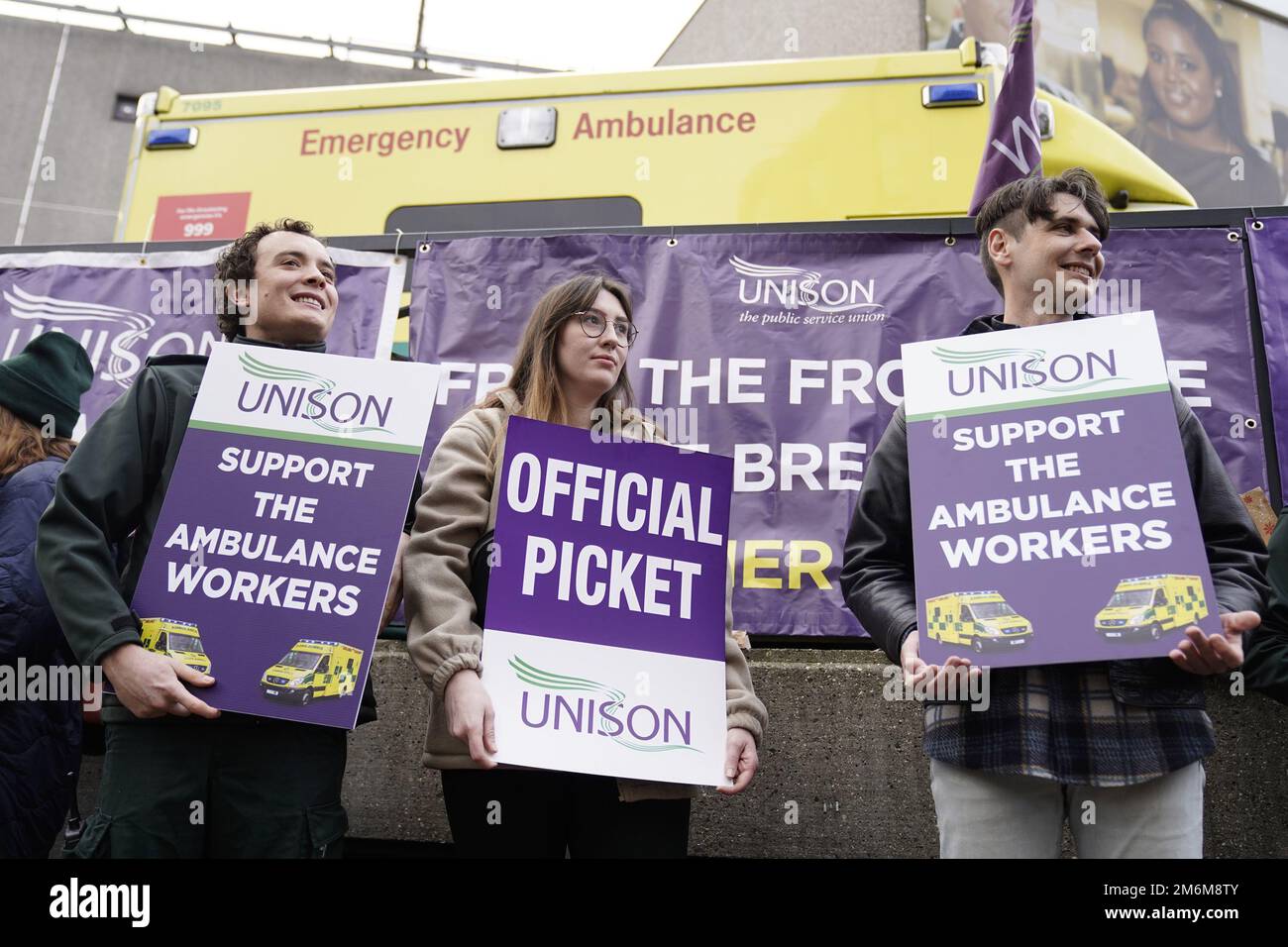 Aktenfoto vom 21. Oktober 12/22 von Krankenwagenarbeitern an der Streikpostenlinie vor der Waterloo Krankenwagenstation in London während des Streiks. Etwa fünf Tage nach dem neuen Jahr wird der durchschnittliche Chief Executive der größten Unternehmen Großbritanniens so viel verdient haben, wie der durchschnittliche Arbeiter des Landes für das ganze Jahr 2023 verdienen wird, wie neue Studien nahelegen. Ausgabedatum: Donnerstag, 5. Januar 2023. Stockfoto