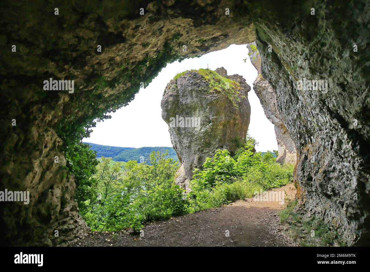 Die natürliche Steinbrücke oder der Bogen in Happurg ist ein Naturwunder und wurde durch Erosion geformt. Stockfoto