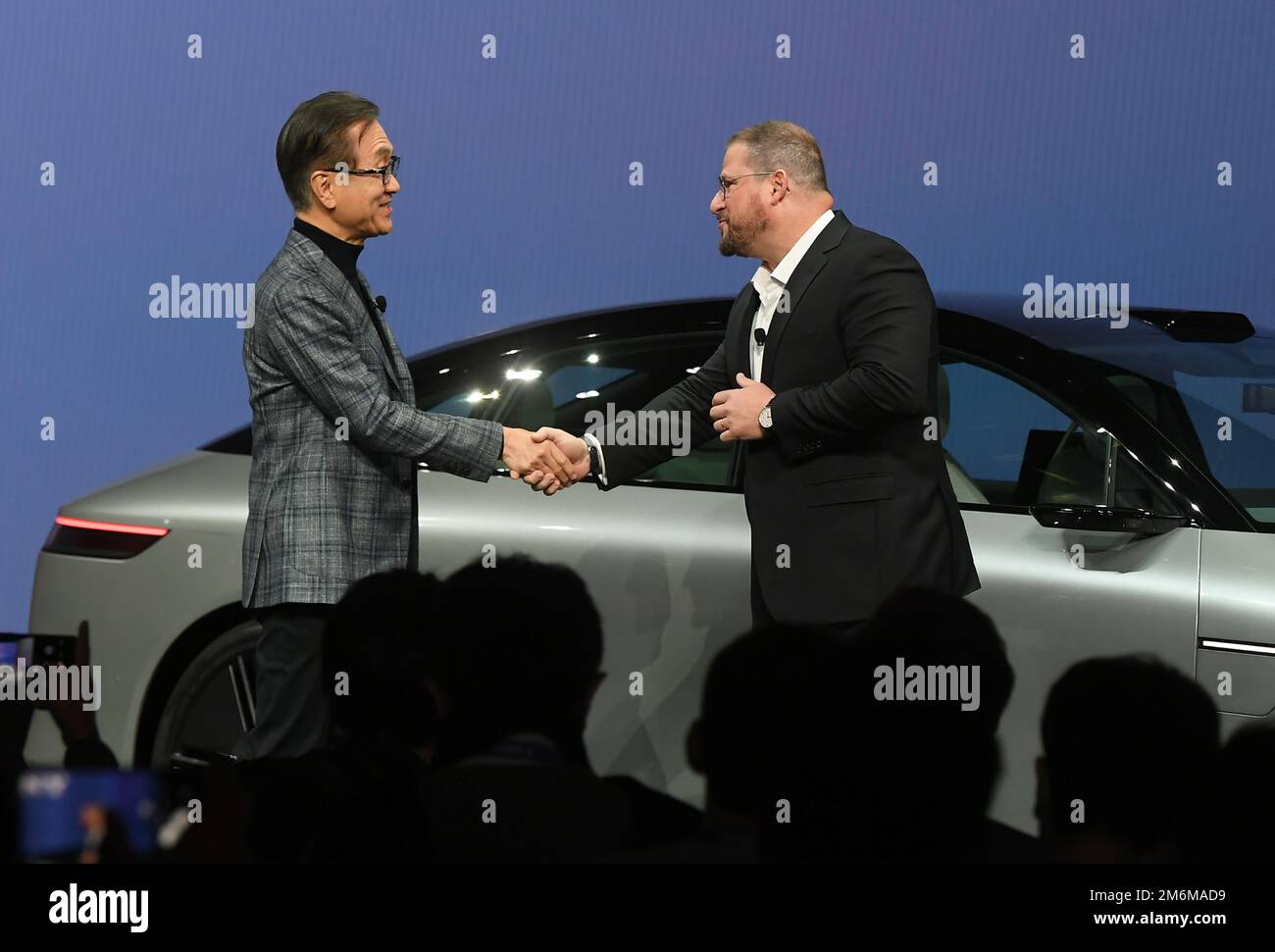 Chairman, President und CEO der Sony Group Corporation Kenichiro Yoshida (L) und President und CEO von Qualcomm Incorporated sprechen am 4. Januar 2023 anlässlich des Media Day der CES 2023 im Las Vegas Convention Center in Las Vegas, NV. (Foto: Bryan Steffy/Sipa USA) Stockfoto