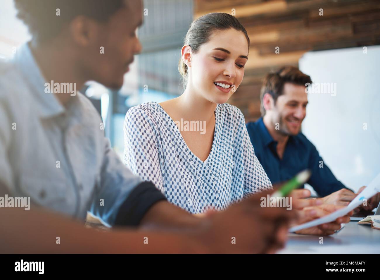 Sie teilt ihre Ideen für das Projekt mit. Zwei Kollegen erörtern Dokumente während einer Besprechung. Stockfoto